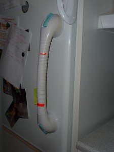 A képen egy hűtőre szerelt kapaszkodó látható.