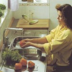 Kerekesszékben ülő hölgy zöldséget mos a csapban