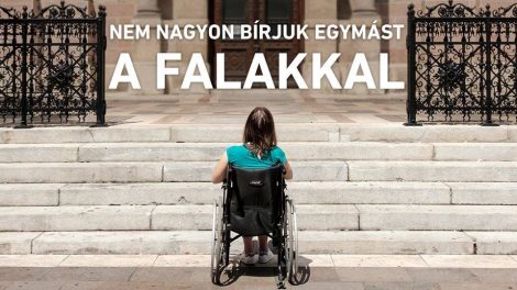 a képen egy kerekesszékben ülő nő látható, amint egy 6 lépcsőfokból álló lépcső előtt várakozik.