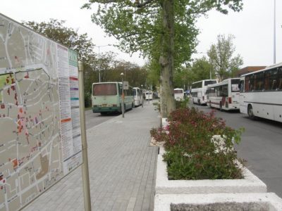 A képen az új peron, buszok, illetve egy térkép látható