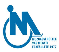 A képen egy kék M betű látható, illetve az egyesület neve kék betűkkel kiírva olvasható