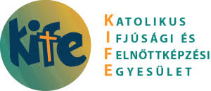 A képen egy körben KIFE felirat látható kék színnel az F betűben egy narancssárga kereszt, a kép jobb oldalán pedig az egyesület neve olvasható