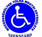 Aképen kék alapon egy fehér kerekesszékes figura látható, illetve köré írva kékkel az egyesület neve olvasható.
