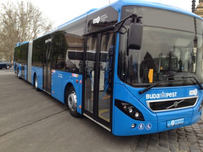 A képen egy alacsonypadlós busz látható