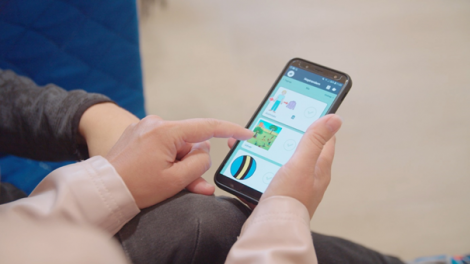 A képen egy mobiltelefont használ egy személy, amin a DATA program fut.