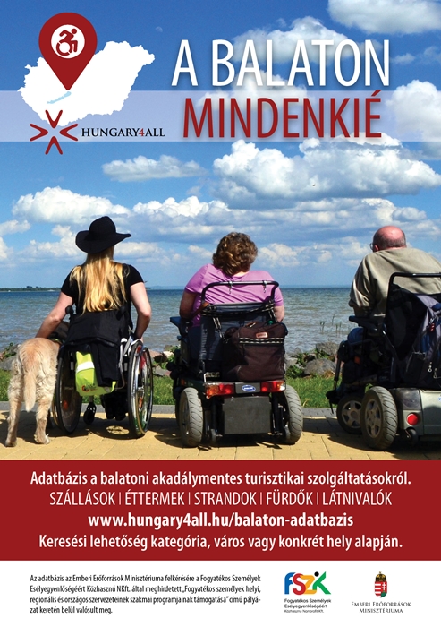 A szórólapon három kerekesszékben ülő embert láthatunk, ahogy nézik a Balatont a partról. Az egyikőjük, egy szőke hajú kalapos nő egy kutyát simogat.