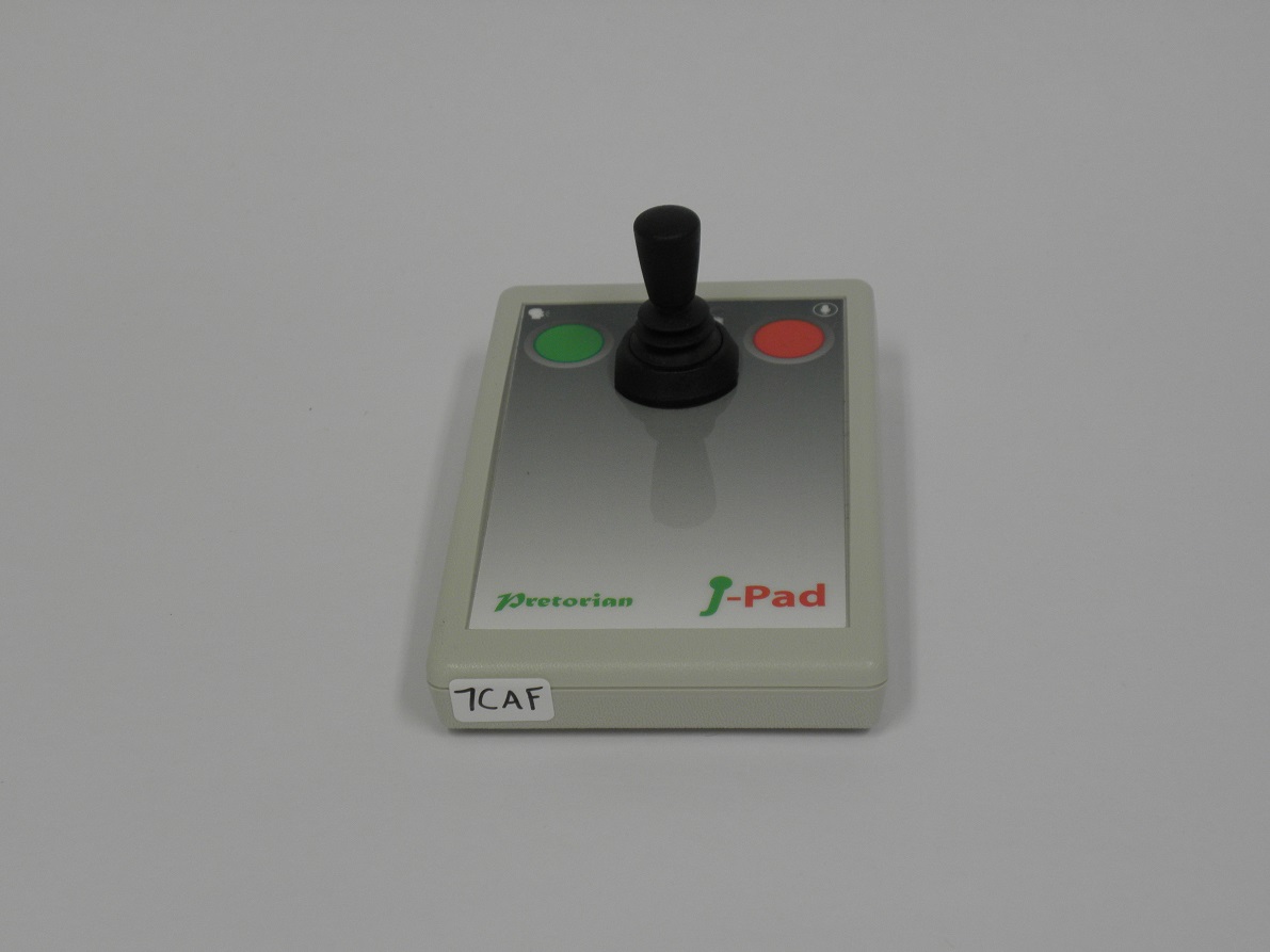 Kisméretű joystick látható a képen egy piros és egy zöld gombbal.