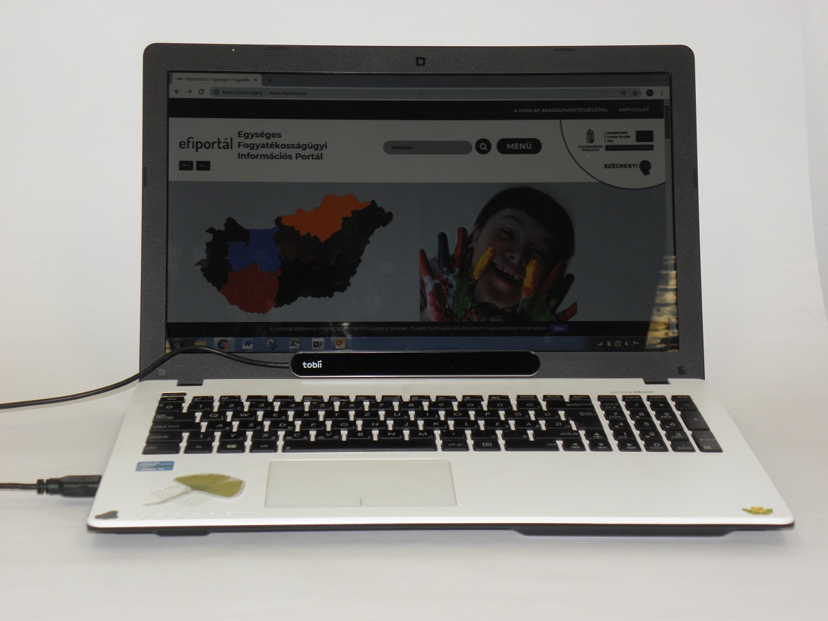 A képen egy szemvezérlésű eszköz látható integrálva egy laptopra.
