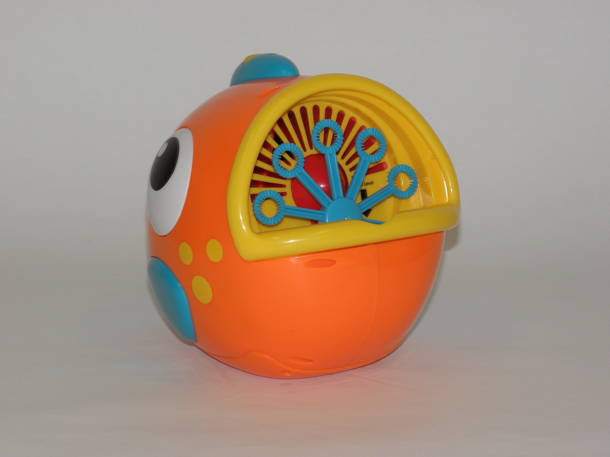 Hal formájú narancssárga buborékfújó játék látható a képen.