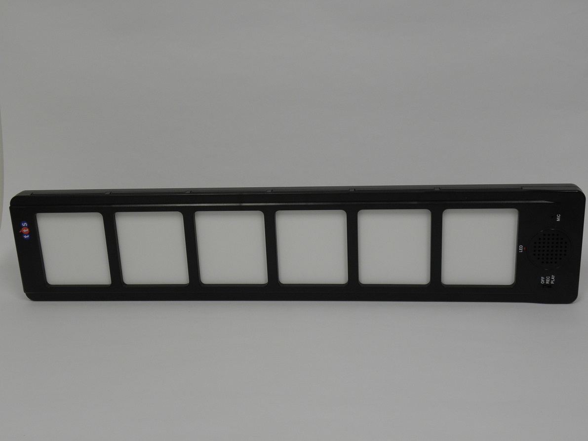 Fekete hosszú eszköz hat fehér ablakos nyomógombbal látható a képen.