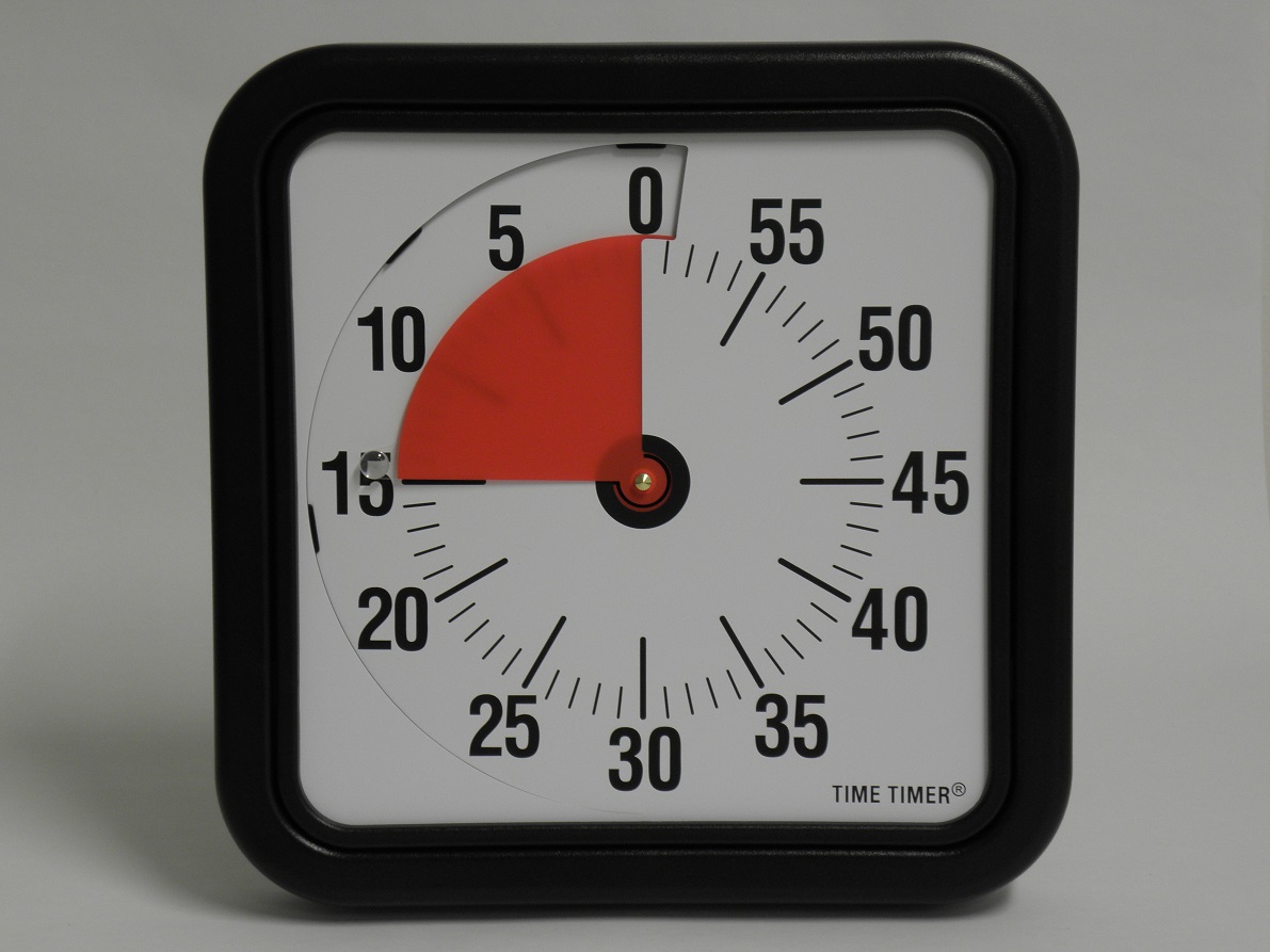 Nagyméretű fekete keretes óra fehér számlappal és piros koronggal ami jelzi az eltelt időt.