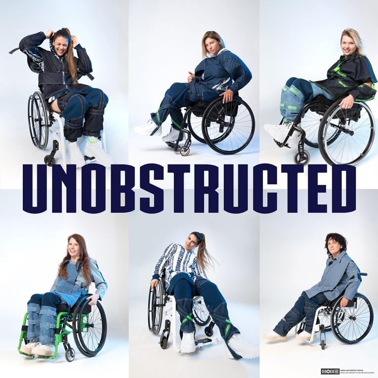 A képen kerekesszékben ülő hölgyek láthatóak az akadálymente ruhakollekciókban.