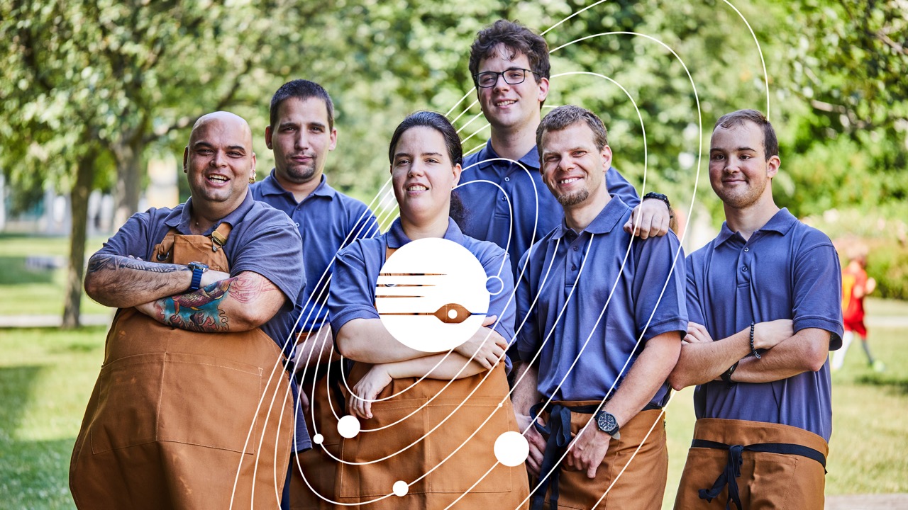 A képen a büfé jelenlegi dolgozói láthatóak, kék pólóban és barna kötényben.