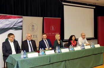 A képen férfiak és nők ülnek egy hosszú asztal mögött egymás mellett. Balról 3 férfi, 2 nő és 1 férfi.