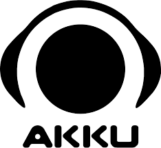 A képen egy fekete gömb látható középen fejként, amit egy fejhallgató vesz körül. A kép alatt az AKKU felirat olvasható.
